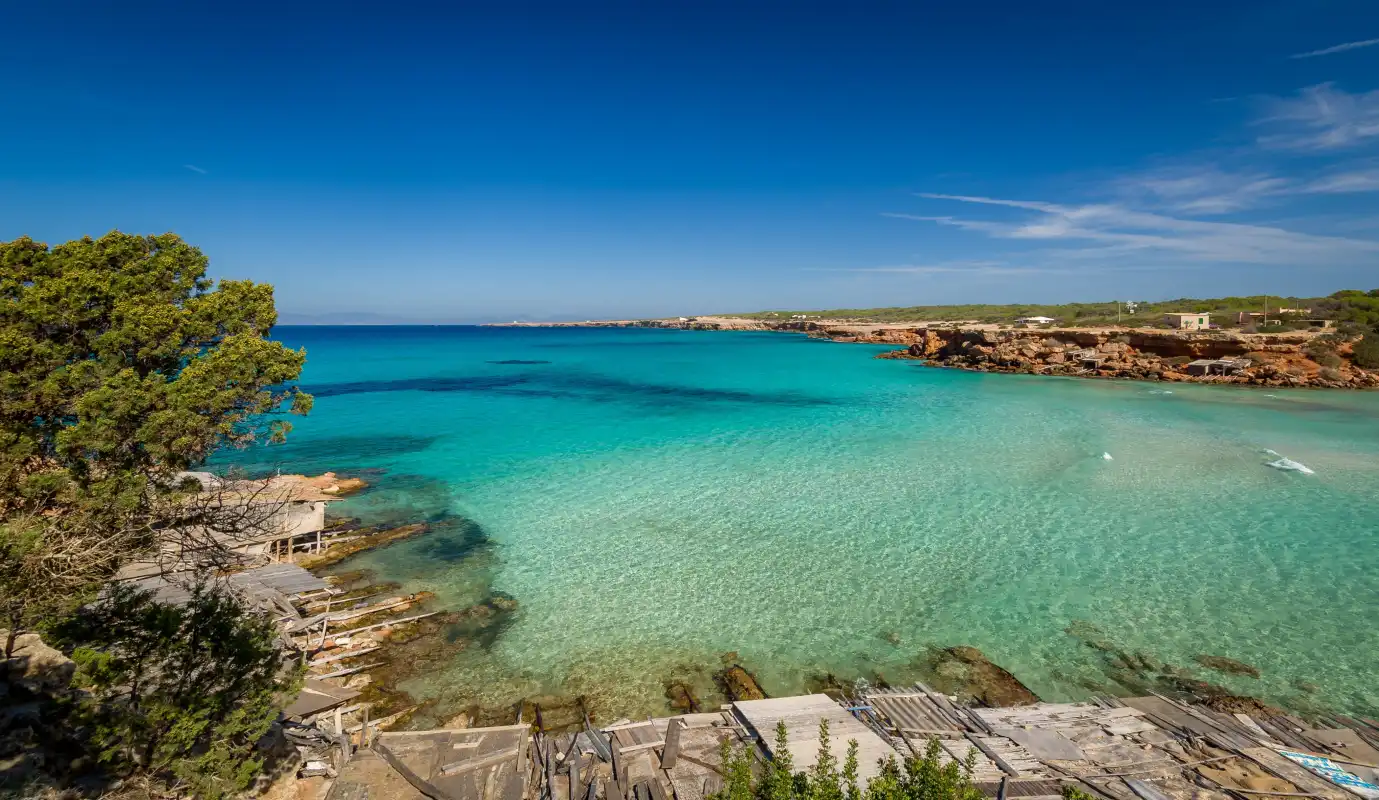Cala Saona Formentera acantilados rojizos